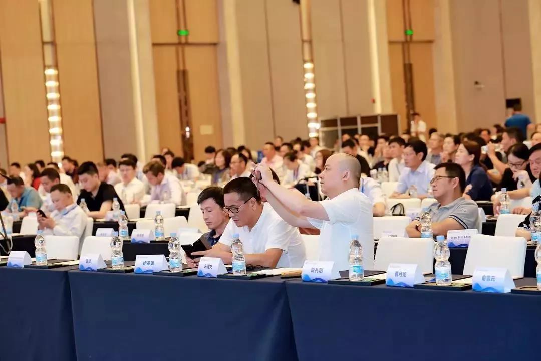 實至名歸！榮臣獲“世界綠色地板推廣使者”，為綠色征程再添榮耀